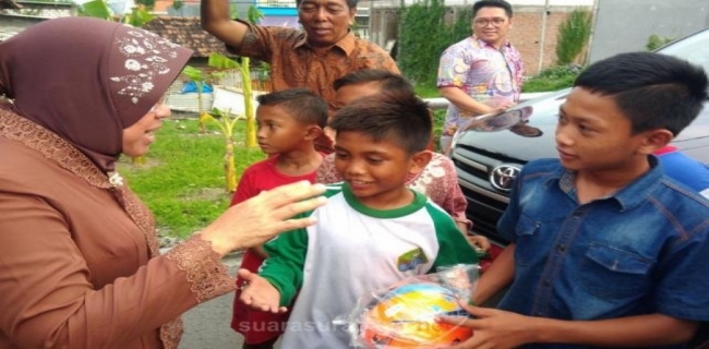 Risma Dihadang Anak – Anak Untuk Bermain Bola